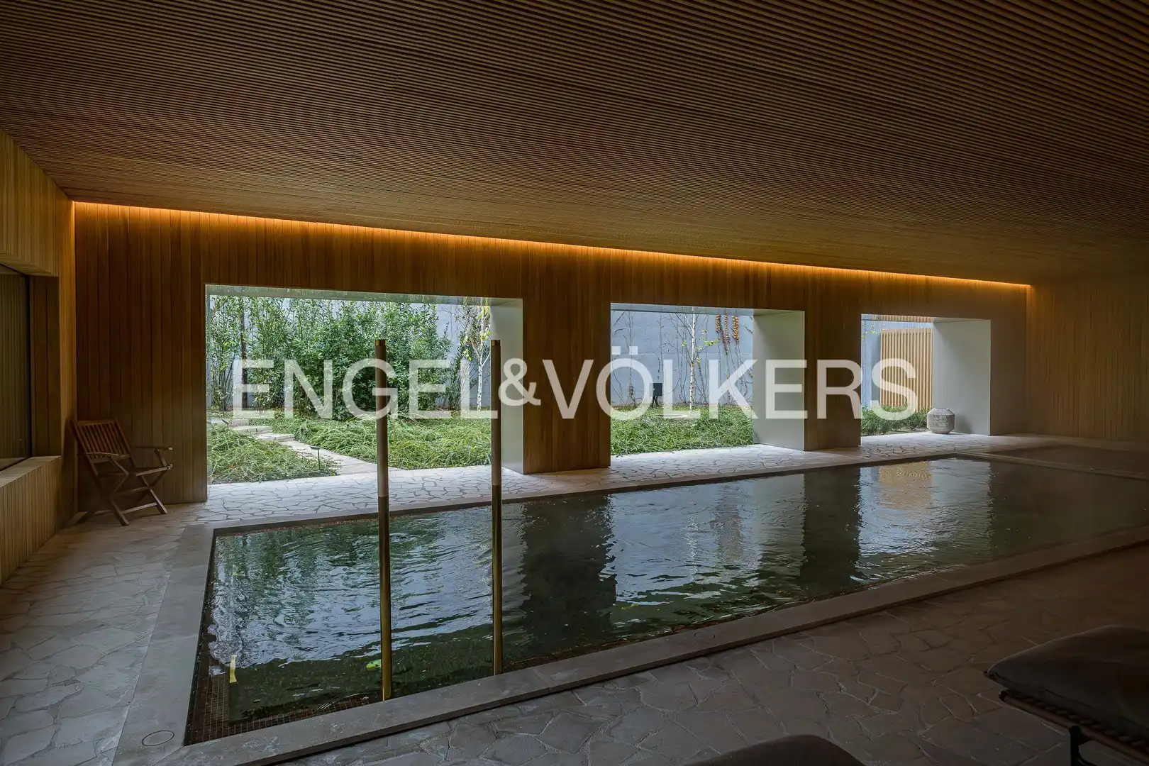 Schwimmbecken von Wohnung zum Verkauf in Madrid mit Klimaanlage, Heizung und Privatgarten