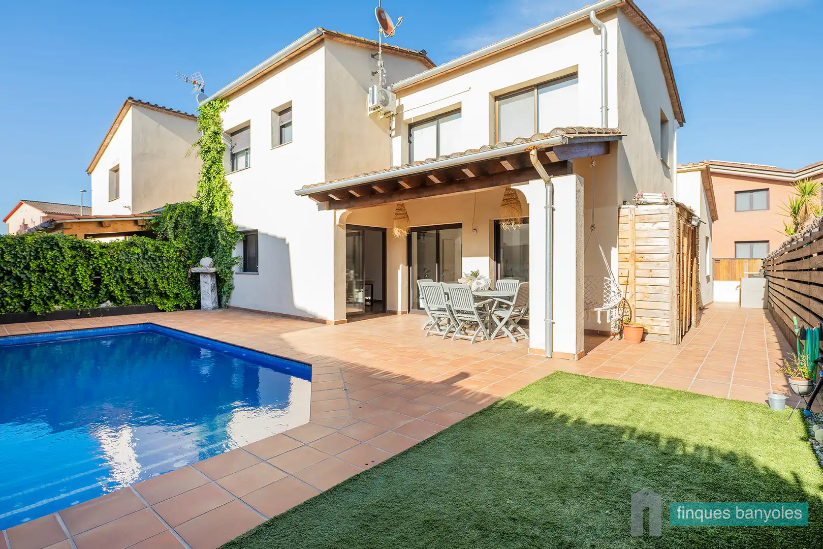 Vista exterior de Casa adosada en venta en Porqueres con Aire acondicionado, Calefacción y Jardín privado