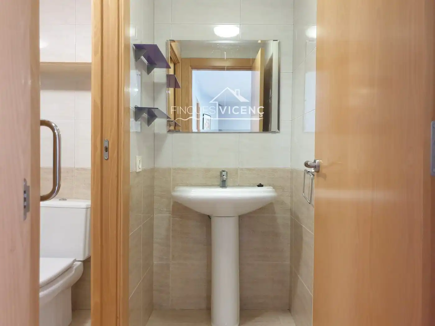 Badezimmer von Einfamilien-Reihenhaus zum Verkauf in Roda de Berà mit Heizung, Terrasse und Schwimmbad