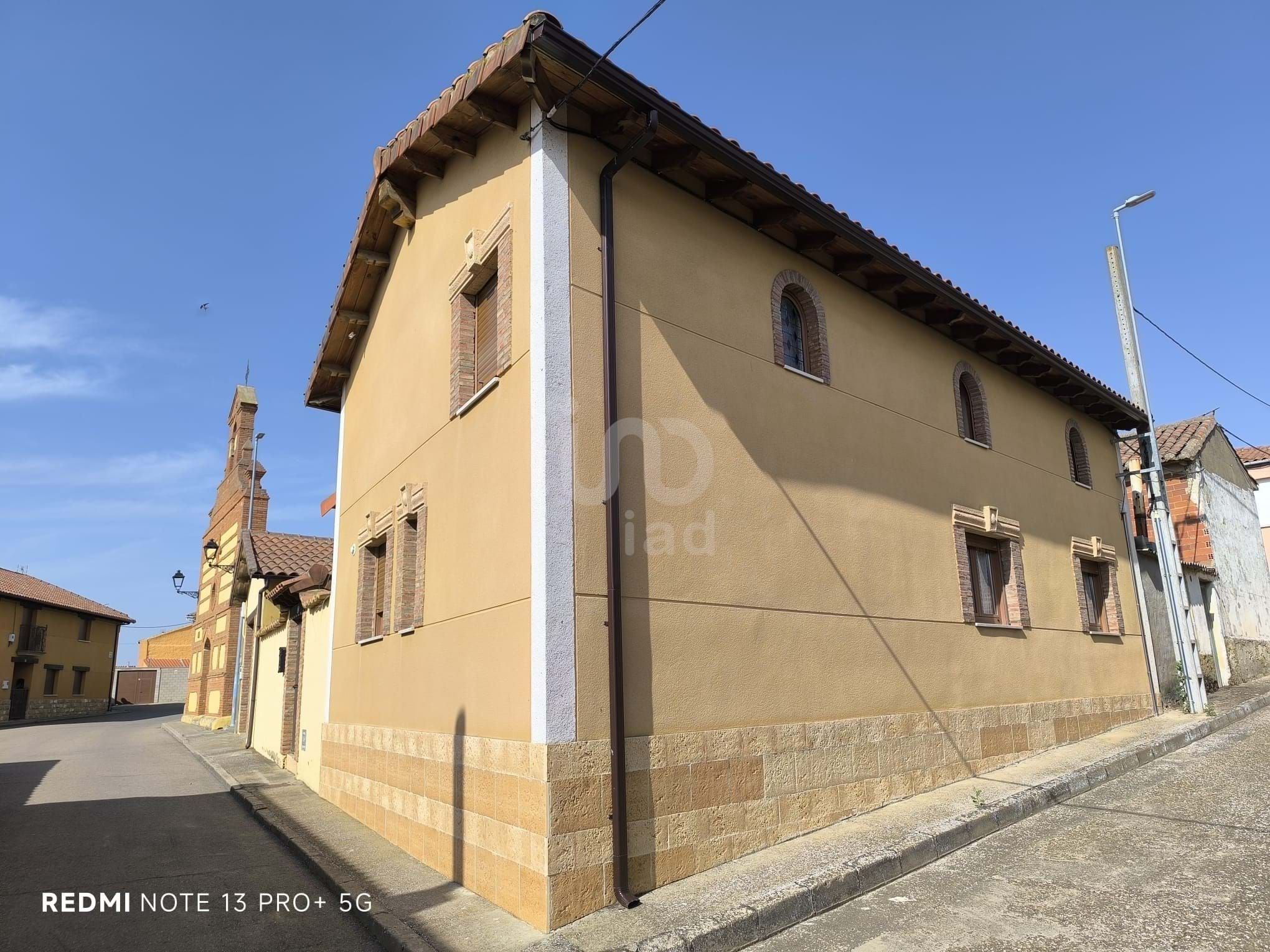 Vista exterior de Casa o xalet en venda en Santas Martas amb Calefacció i Terrassa