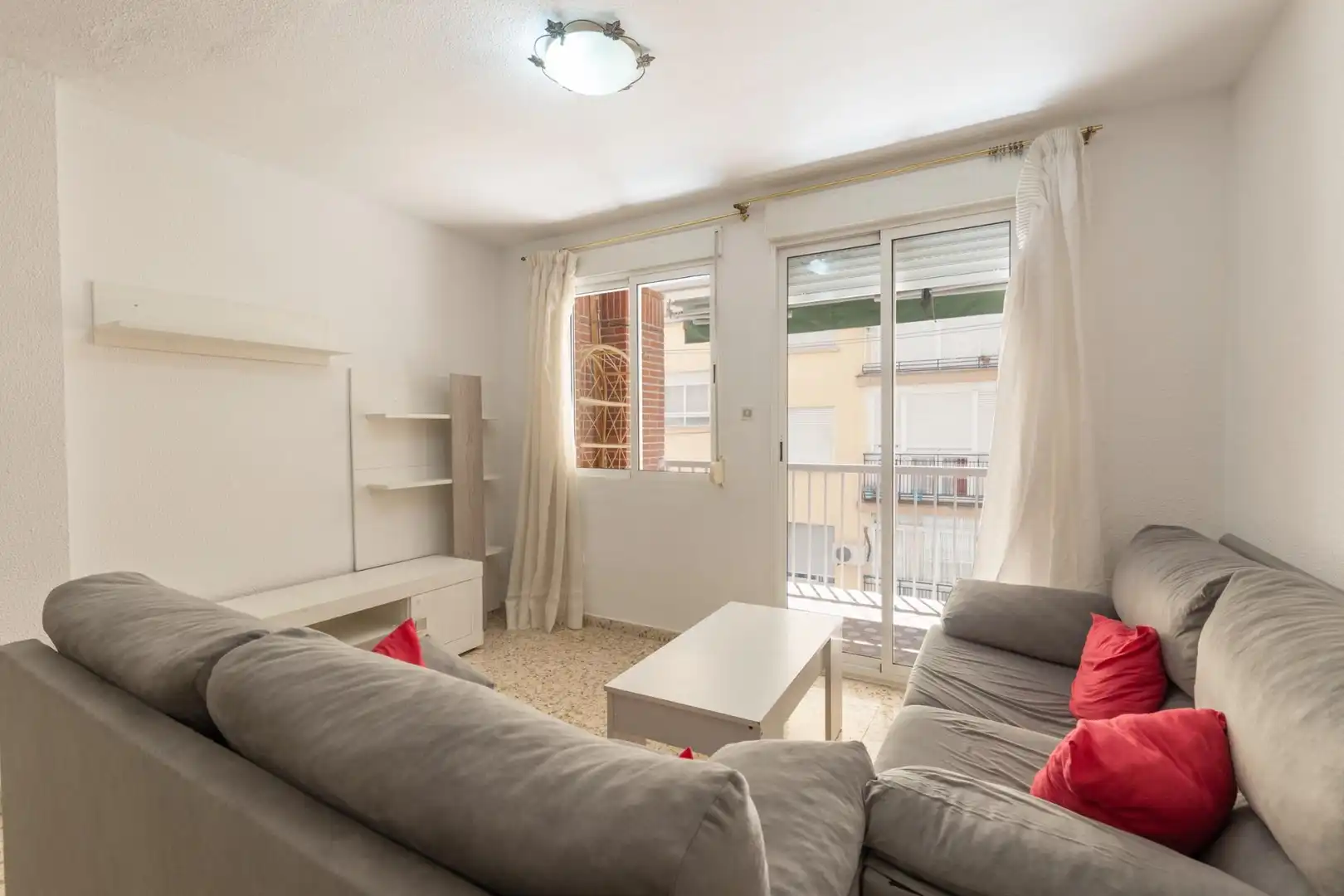 Sala d'estar de Pis en venda en Granada amb Terrassa