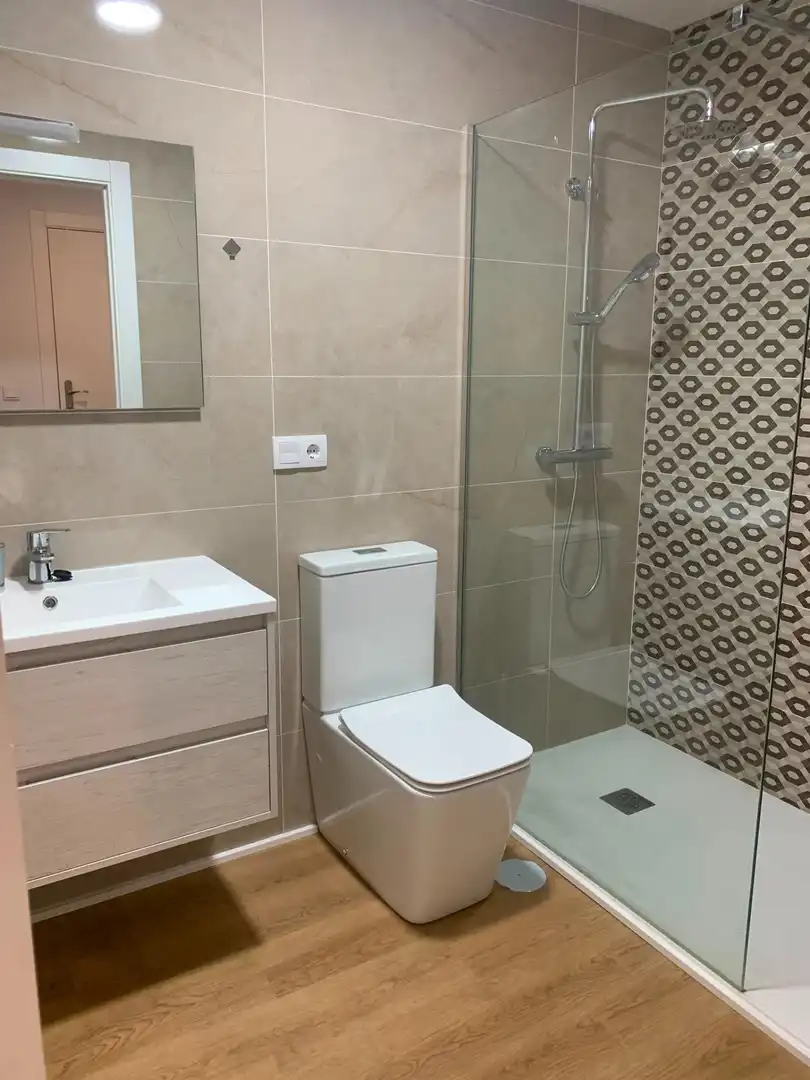 Bathroom of Flat for rent in Plasencia  with Air Conditioner and Furnished