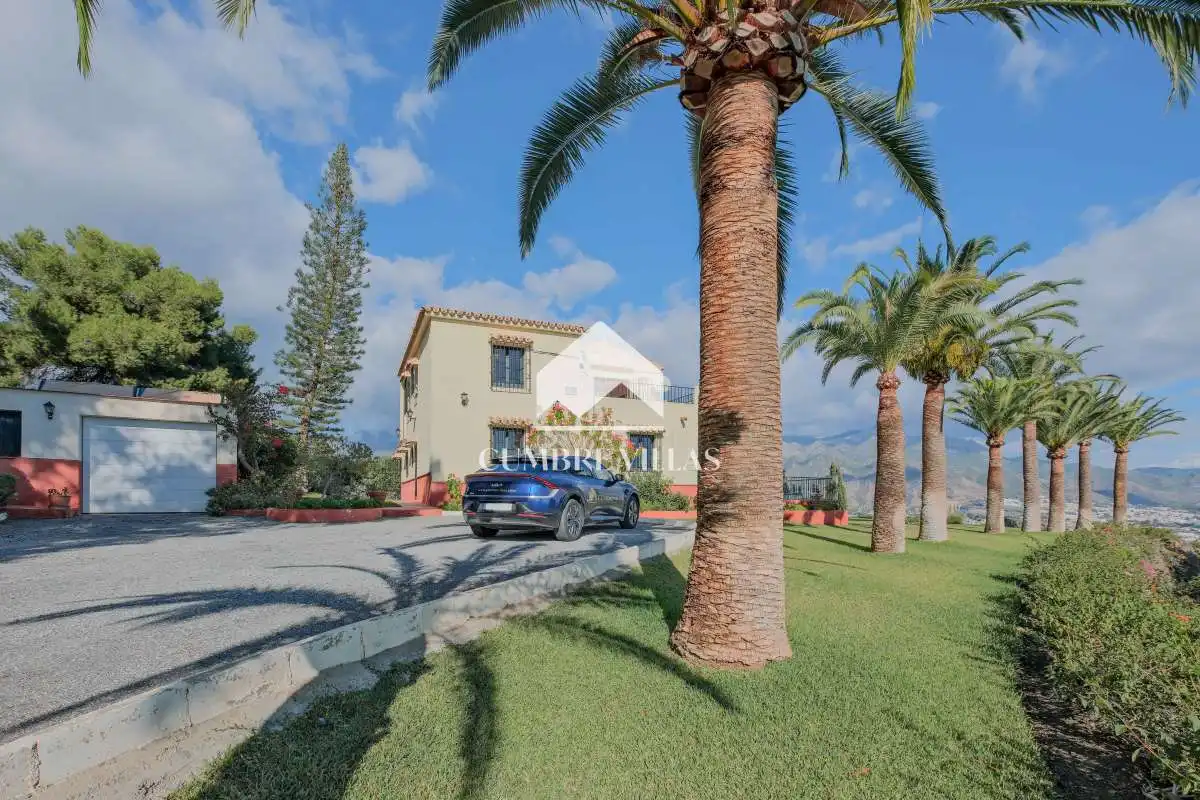 Vista exterior de Casa o xalet en venda en Nerja amb Jardí privat i Terrassa