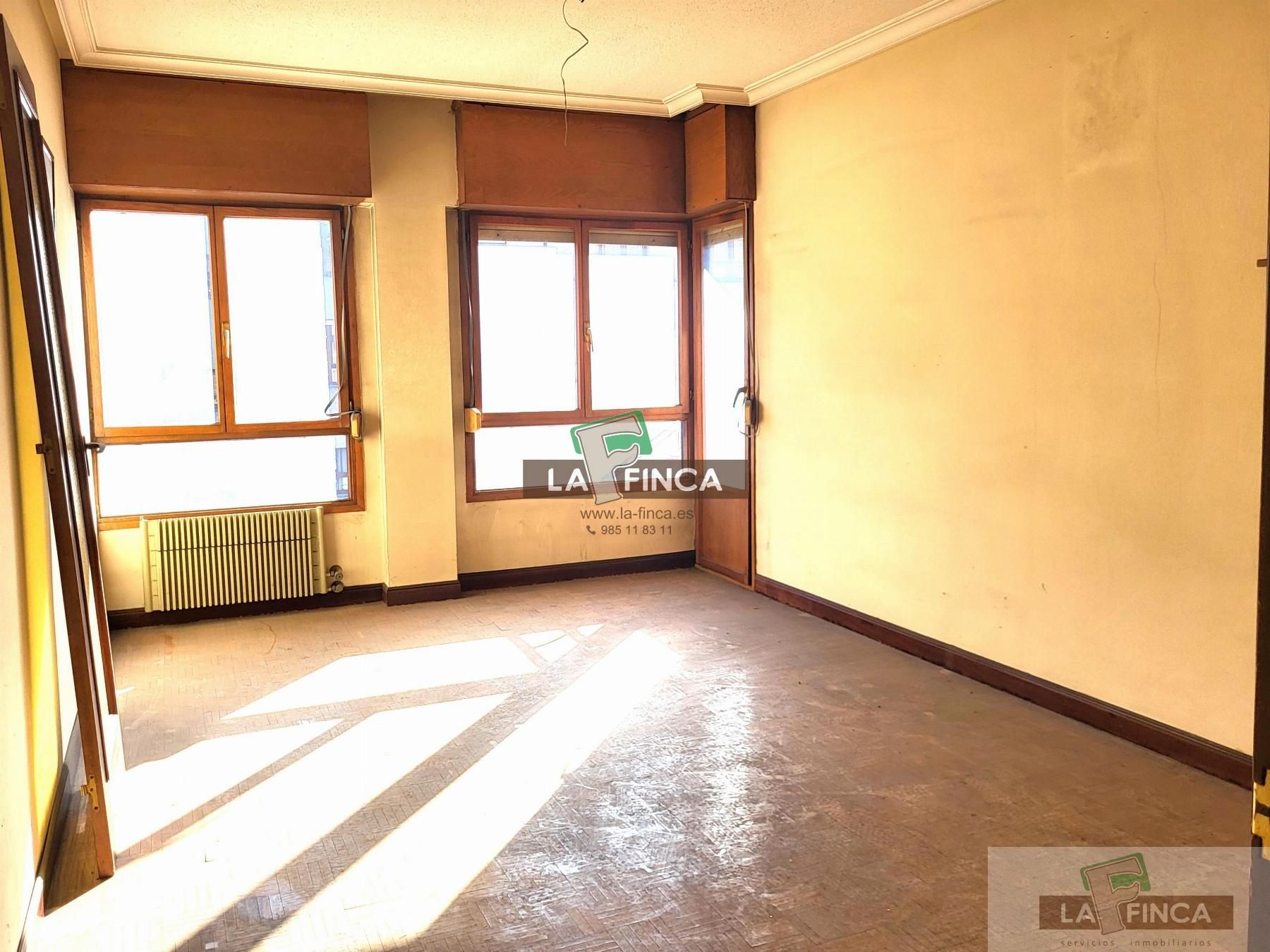 Dormitori de Pis en venda en Oviedo  amb Parquet i Terrassa