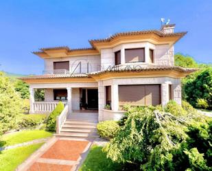Vista exterior de Casa o xalet en venda en O Porriño   amb Calefacció, Jardí privat i Piscina
