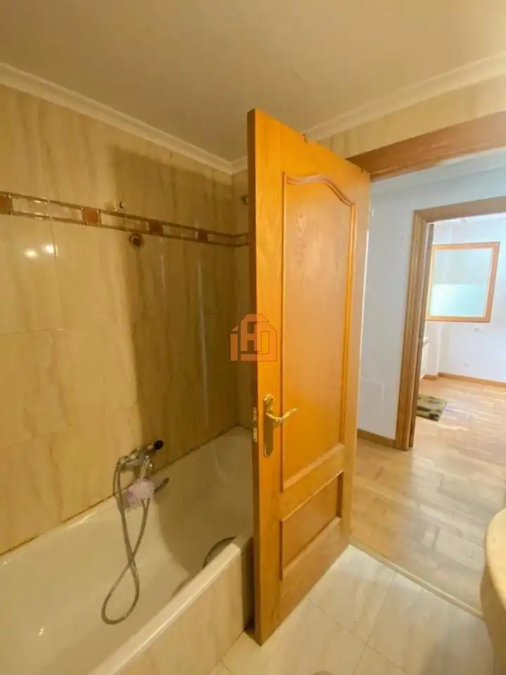 Bany de Apartament en venda en León Capital  amb Calefacció i Traster