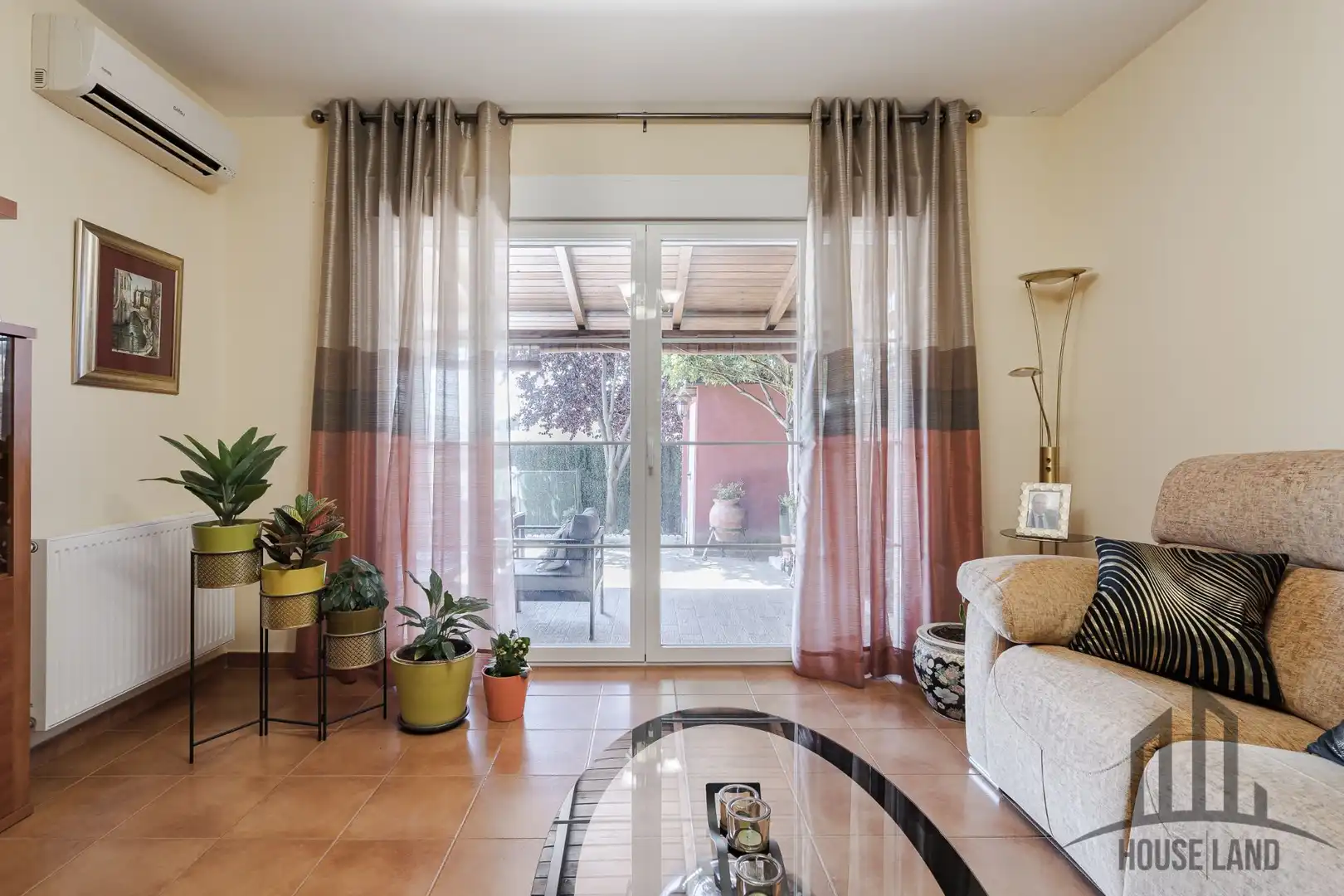 Sala de estar de Casa adosada en venta en El Casar con Aire acondicionado, Calefacción y Piscina comunitaria
