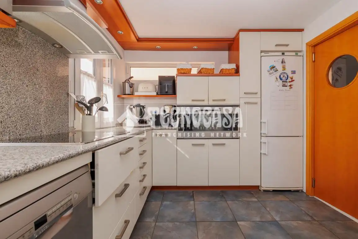 Cocina de Casa adosada en venta en Tres Cantos con Calefacción, Balcón y Piscina comunitaria