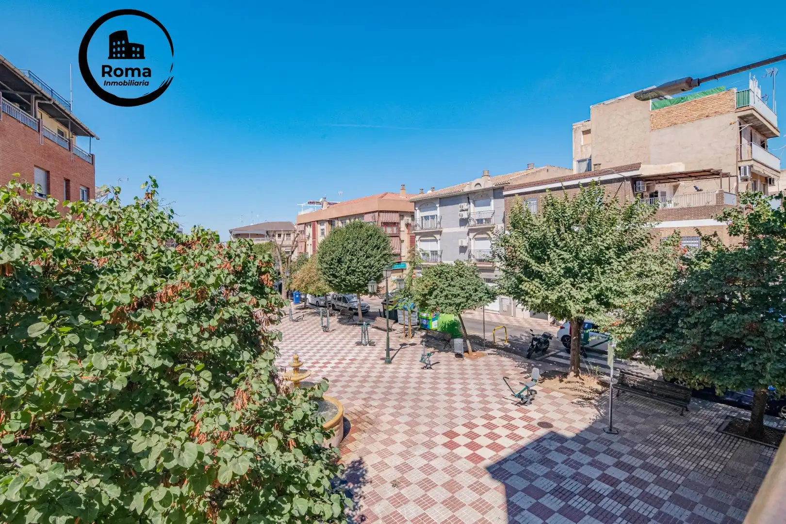 Vista exterior de Casa adosada en venda en Granada amb Aire condicionat, Terrassa i Moblat