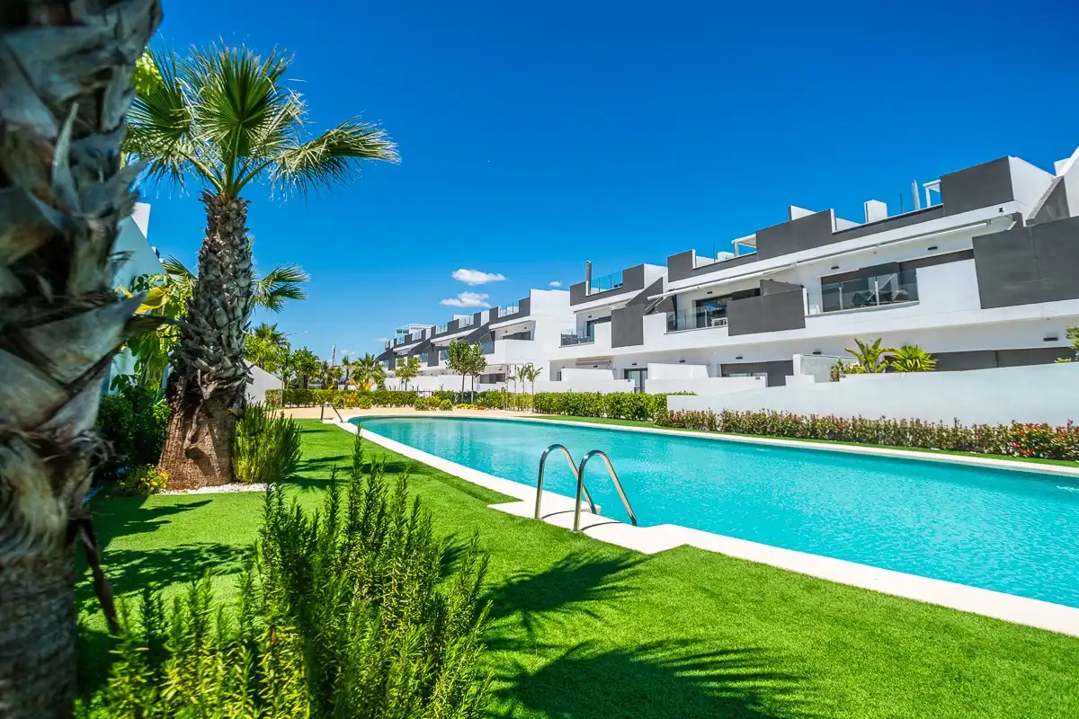 Piso con terraza en venta en Los Balcones - Los Altos