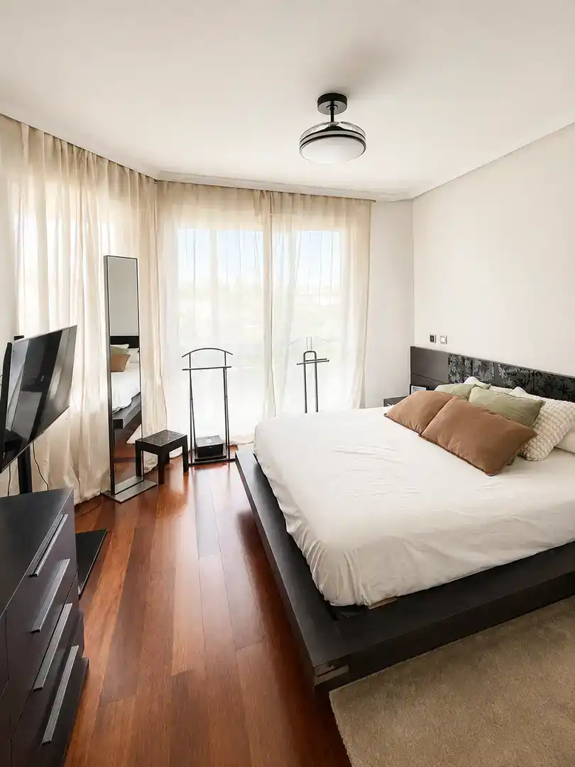 Bedroom of Flat for sale in Majadahonda  with Air Conditioner, Terrace and Swimming Pool