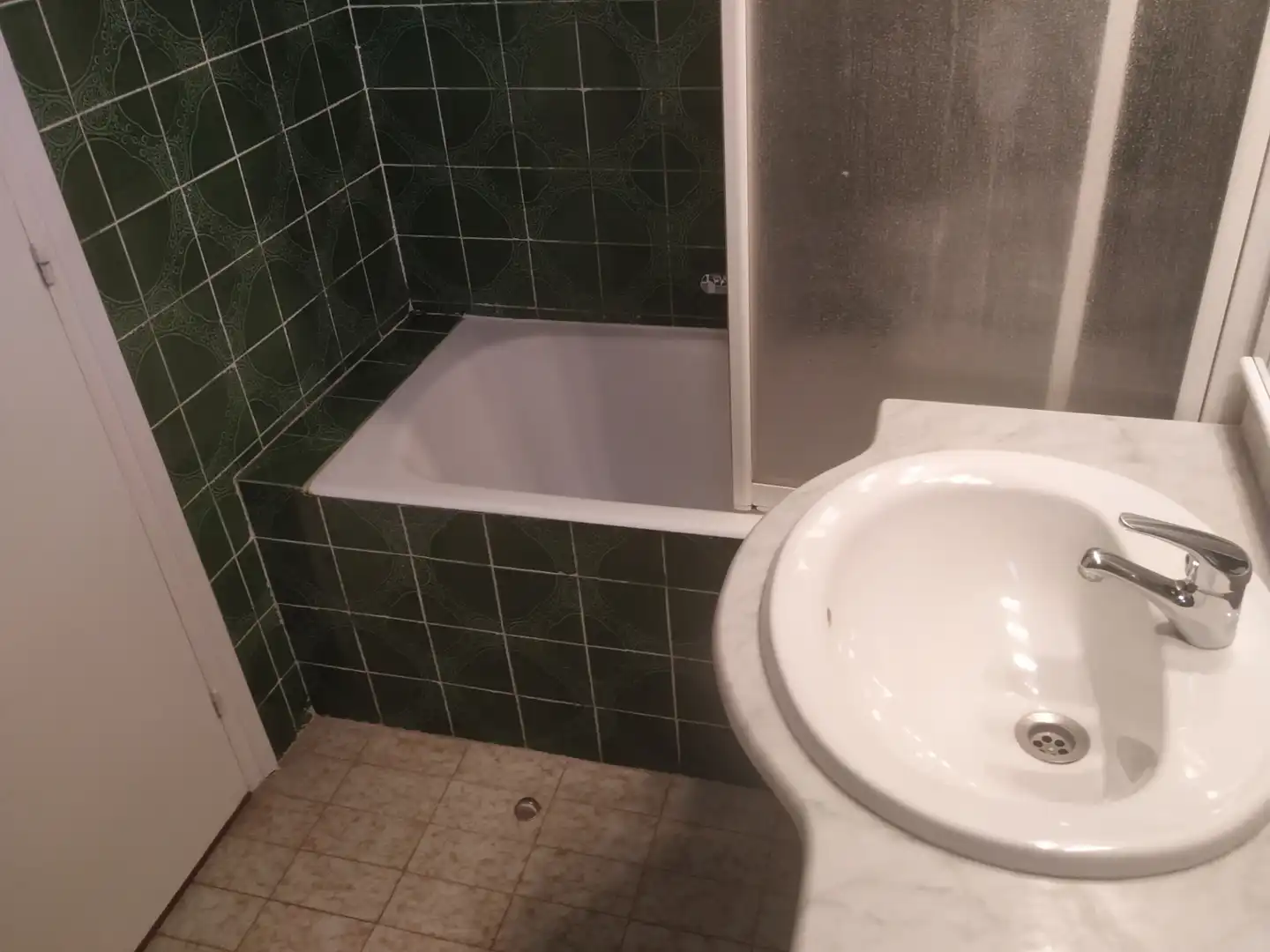 Badezimmer von Dachboden zur Miete in Barcelona mit Heizung, Ofen und Balkon