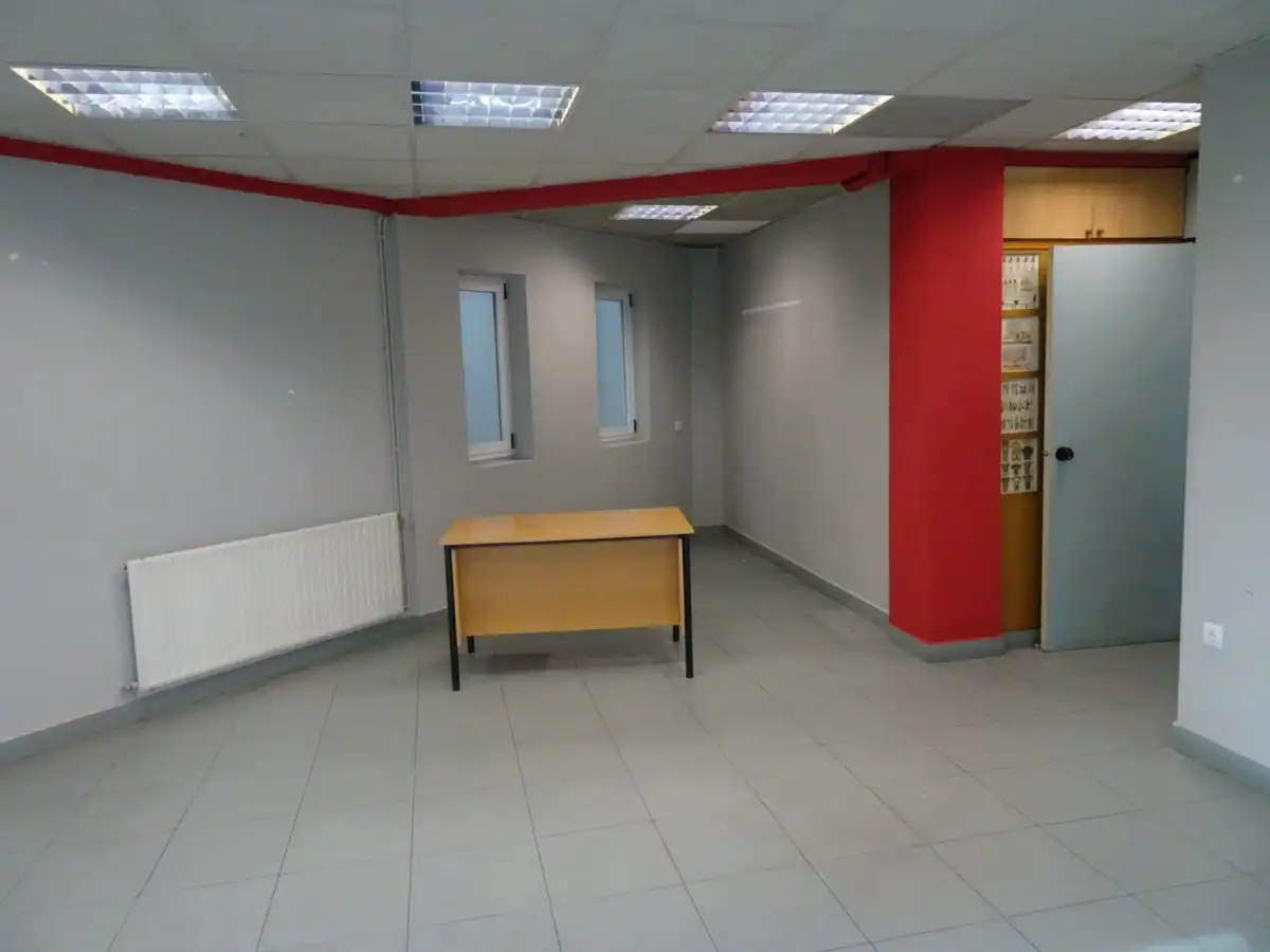 Büro zur Miete in Torrelavega  mit Klimaanlage, Abstellraum und Möbliert