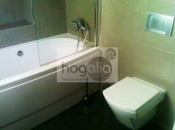 Bany de Planta baixa de lloguer en  Sevilla Capital amb Aire condicionat i Moblat