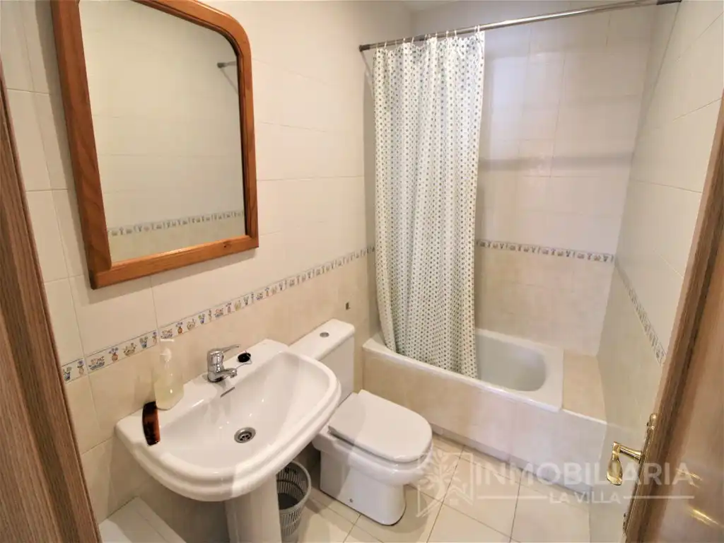 Baño de Piso en venta en Coín con Aire acondicionado