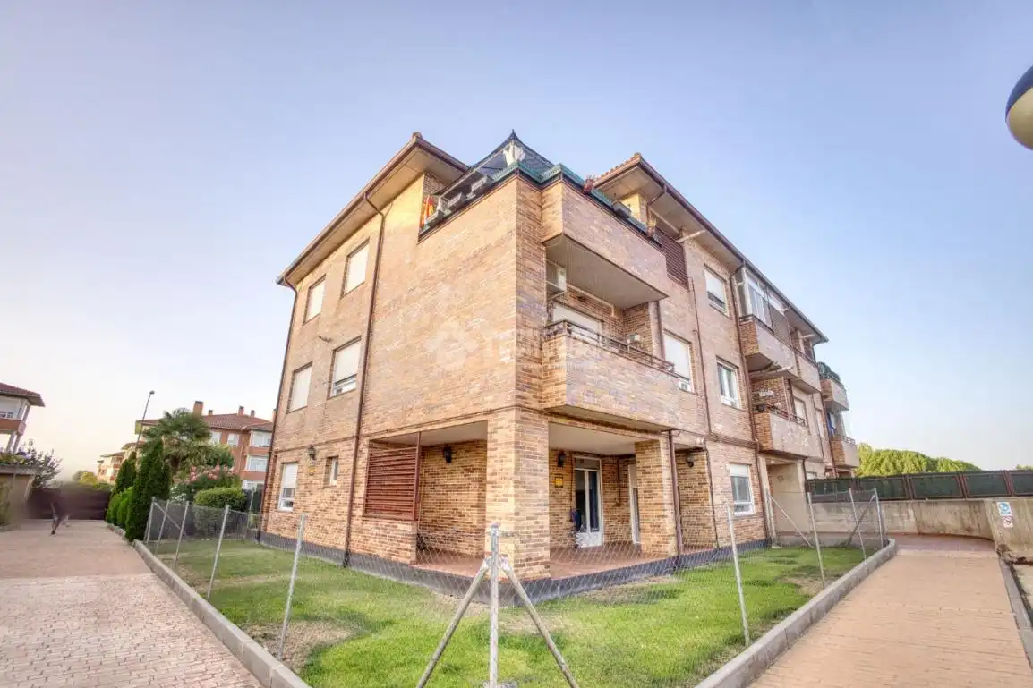 Vista exterior de Piso en venta en Villamayor con Calefacción, Jardín privado y Terraza