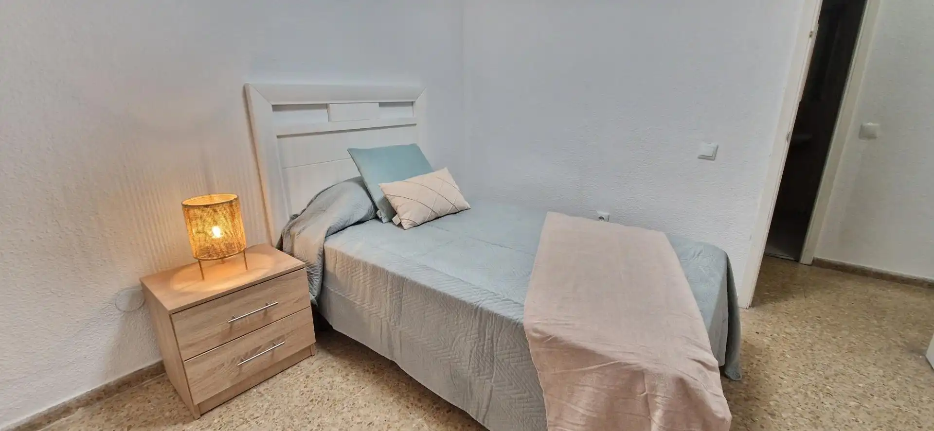 Schlafzimmer von Wohnung zur untervermieten in Córdoba mit Klimaanlage, Abstellraum und Balkon