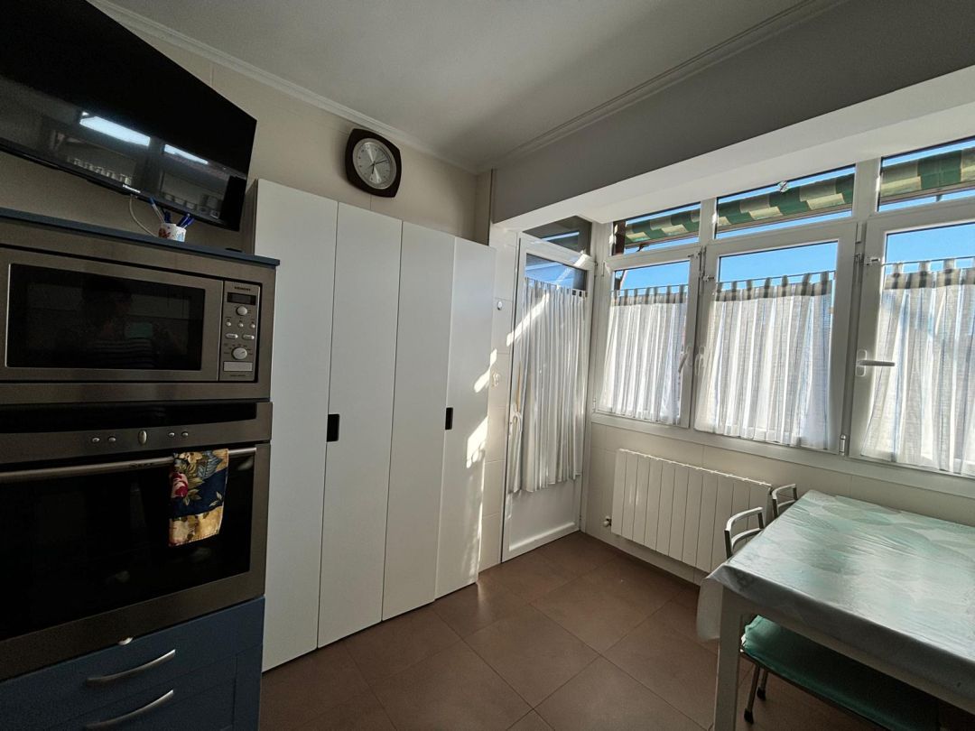 Cuina de Pis de lloguer en Sopela amb Calefacció, Terrassa i Piscina