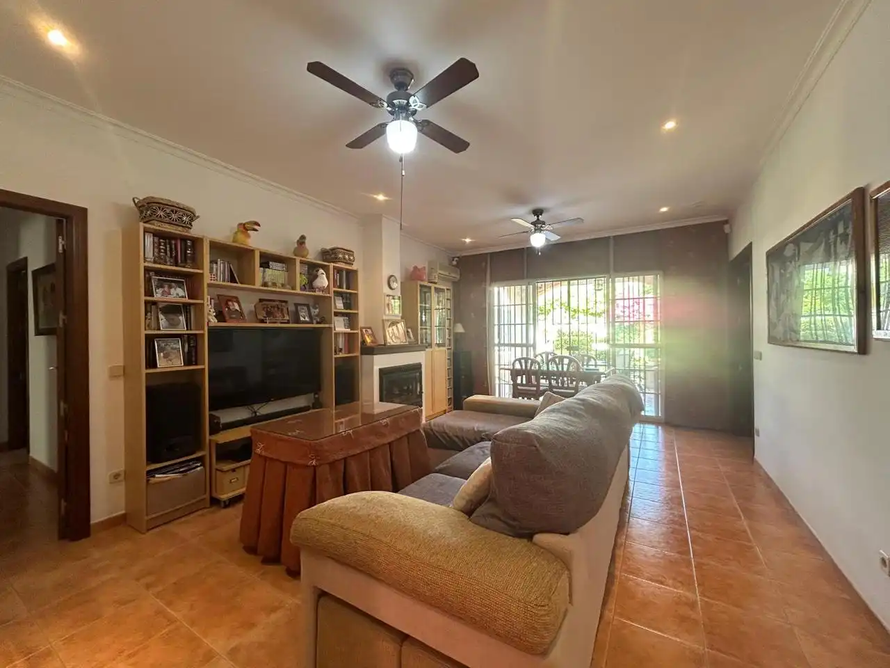 Sala de estar de Casa o chalet en venta en Alcalá de Guadaira con Aire acondicionado, Jardín privado y Terraza