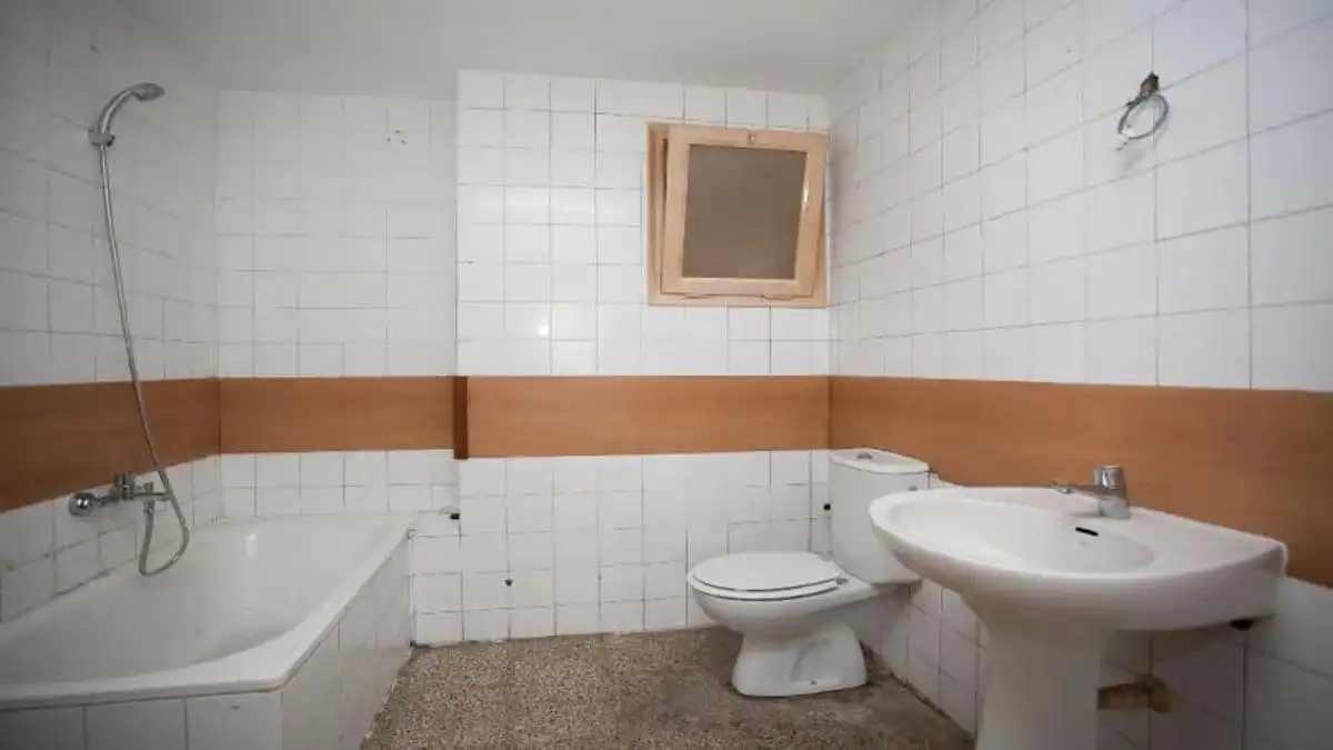 Bathroom of Apartments for sale in Salt  with Balcony