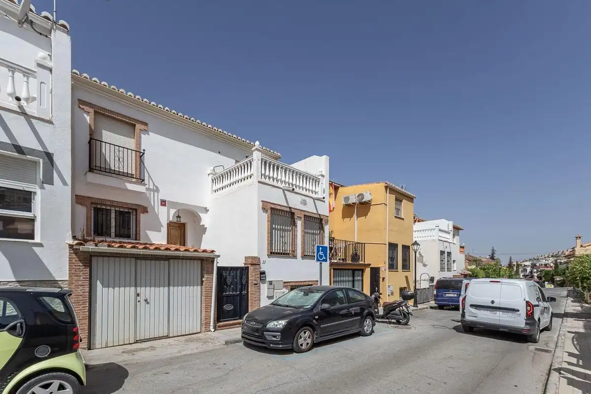 Vista exterior de Casa adosada en venta en Huétor Vega con Terraza