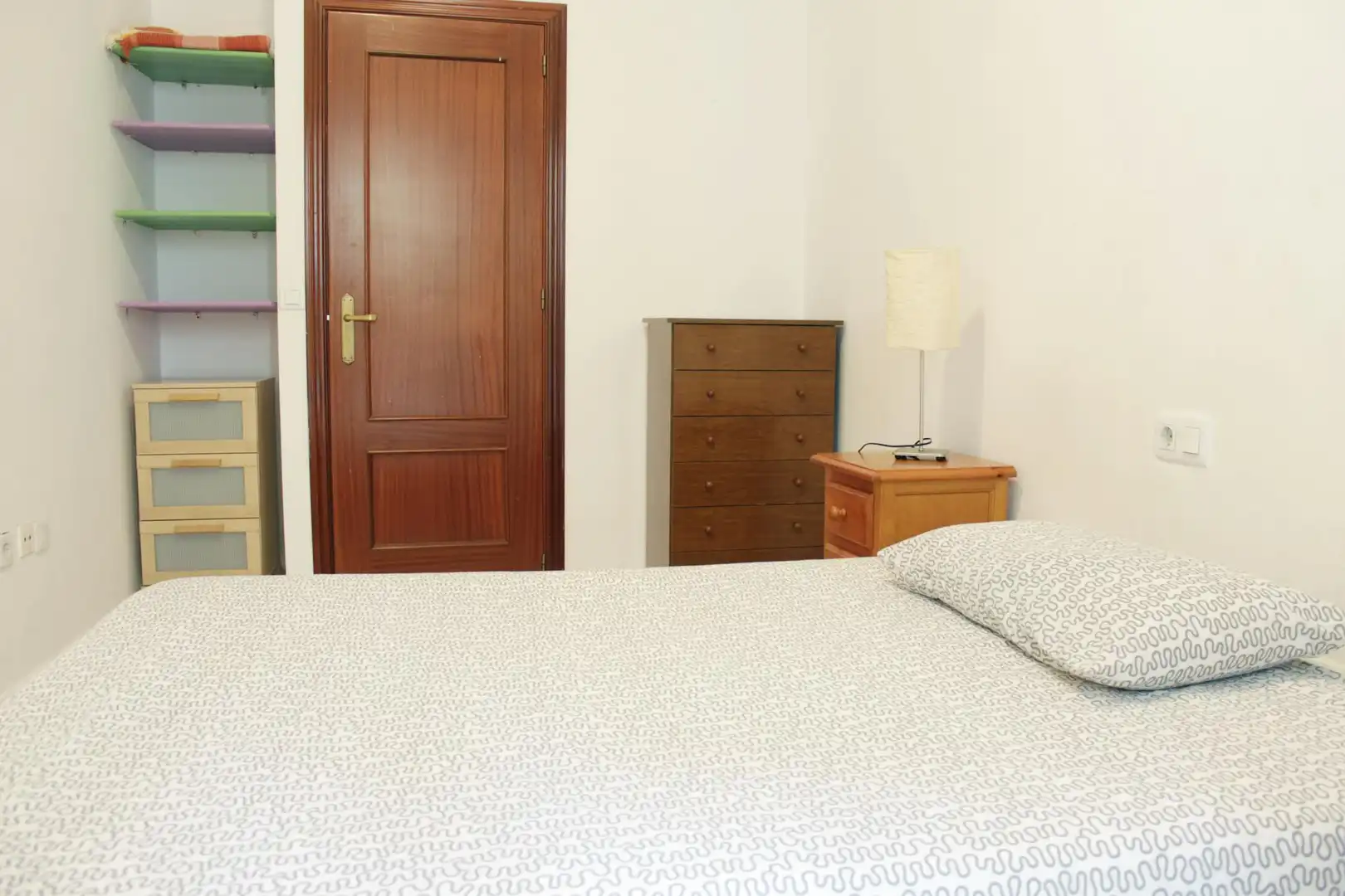 Habitación de Piso de alquiler en Sevilla con Aire acondicionado, Amueblado y Lavadora