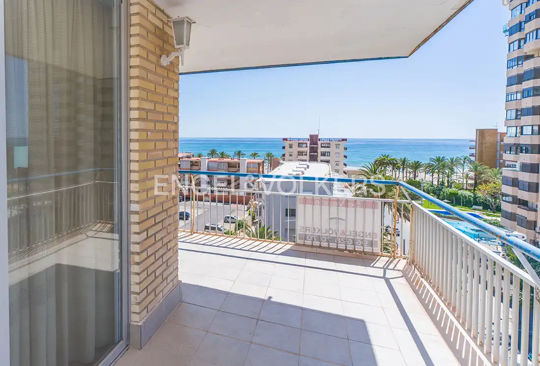 Vista exterior de Àtic en venda en Alicante / Alacant amb Calefacció i Terrassa