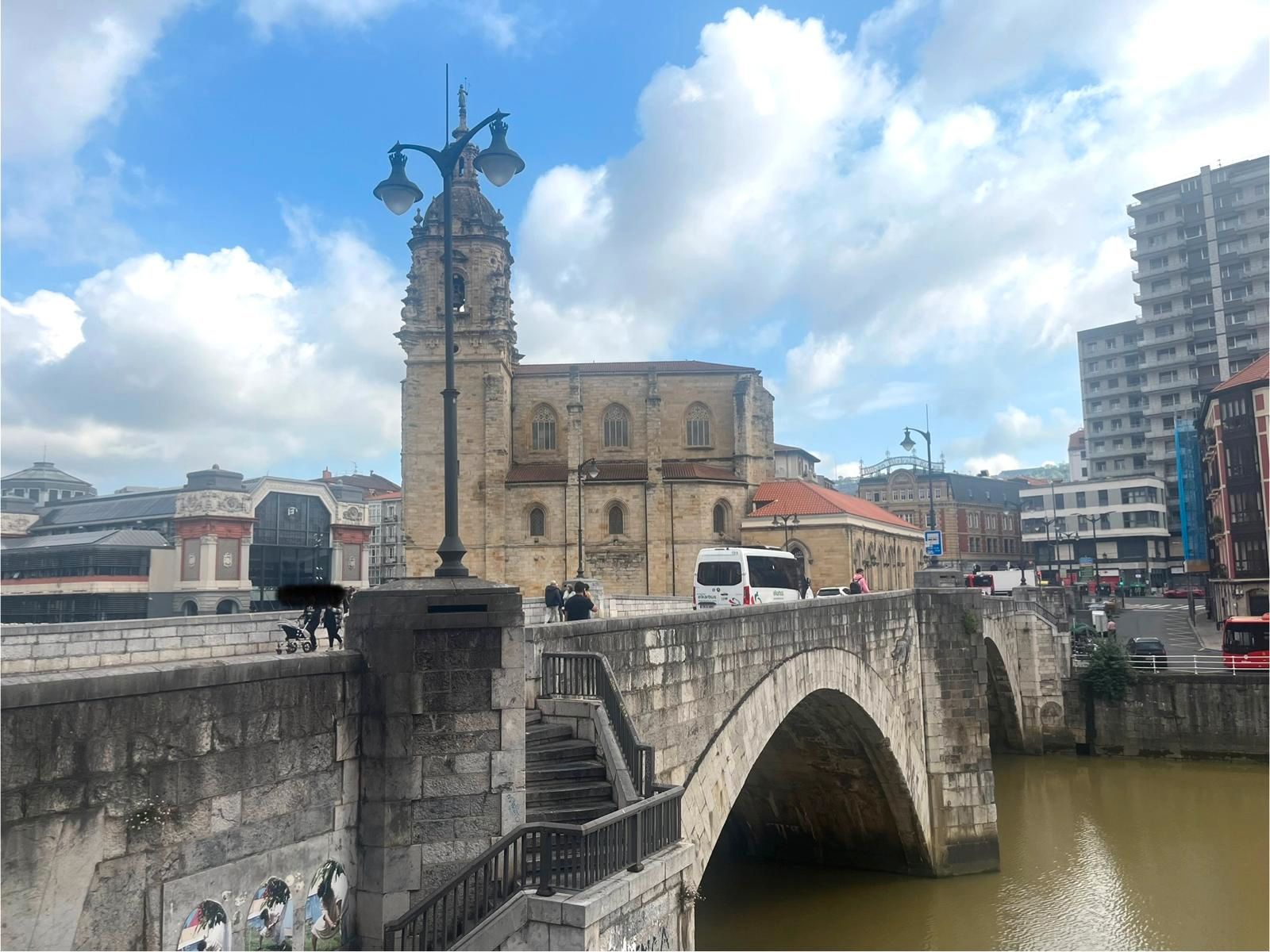 Vista exterior de Local en venda en Bilbao  amb Calefacció i Moblat