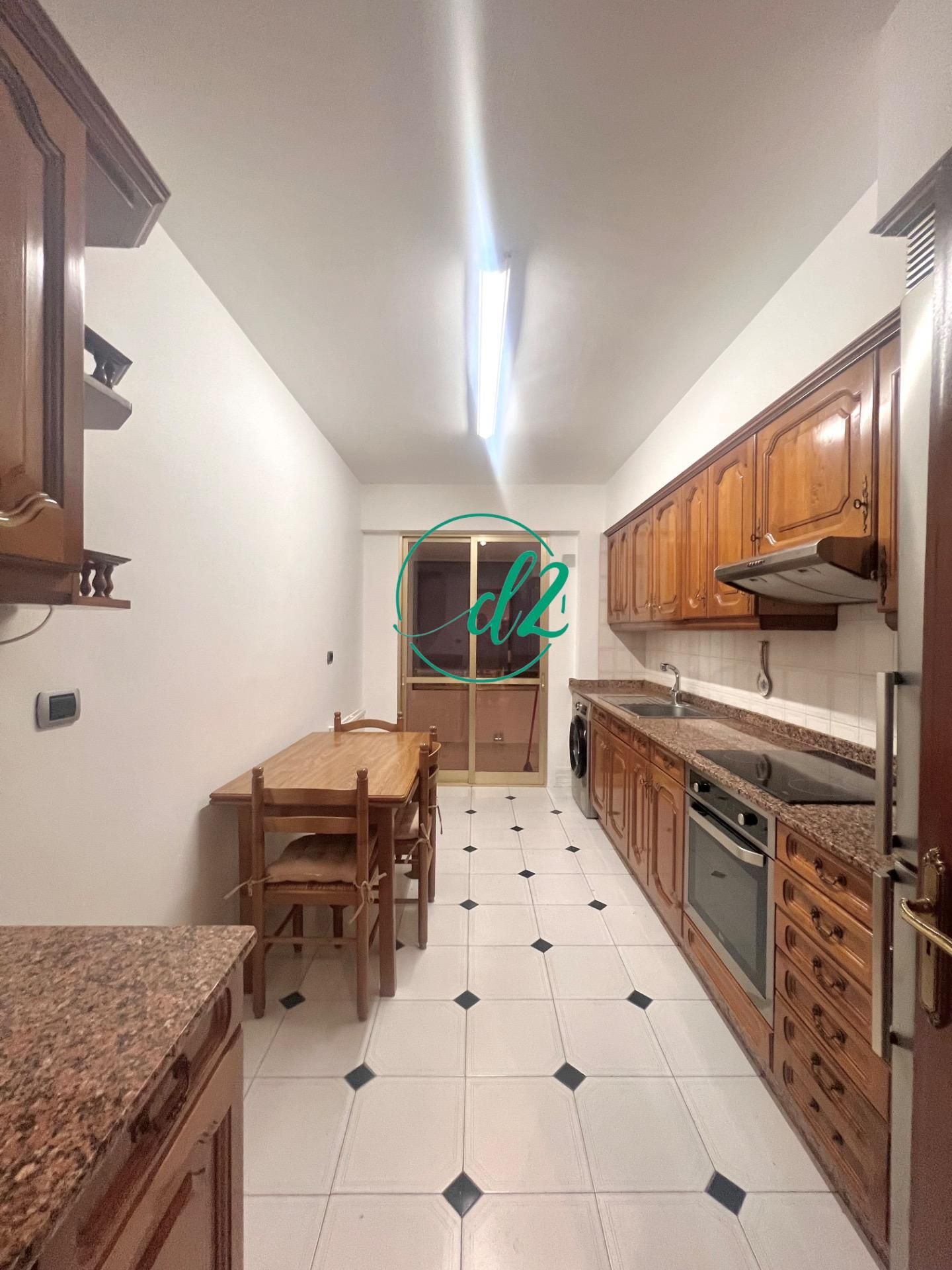 Cuina de Pis de lloguer en Ourense Capital  amb Calefacció, Parquet i Balcó