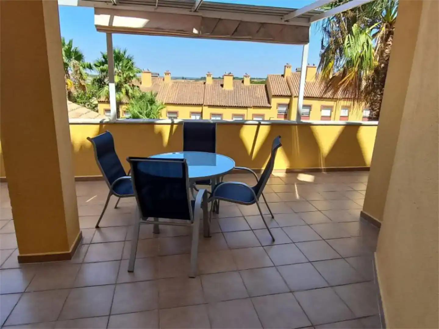Terraza de Piso para compartir en Islantilla con Piscina y Amueblado