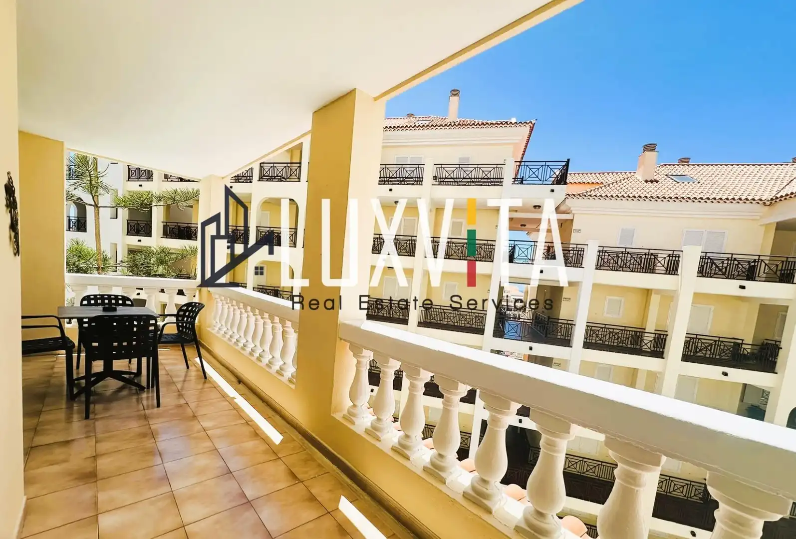Vista exterior de Apartament en venda en Arona amb Jardí privat, Terrassa i Moblat