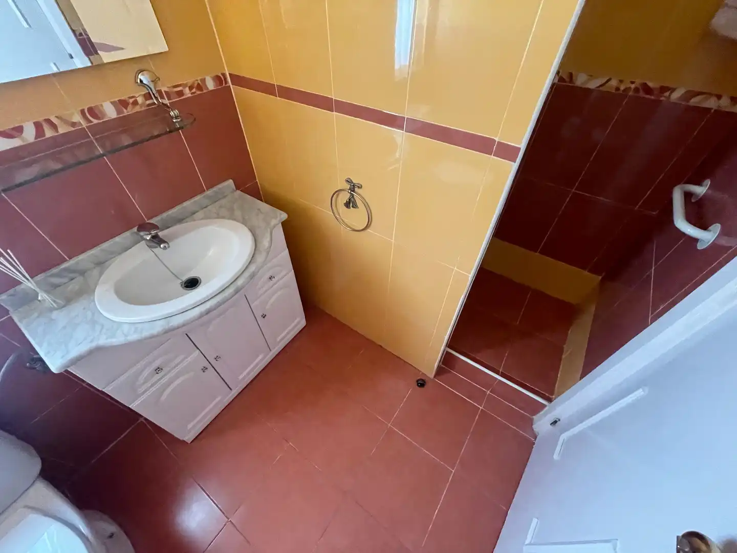 Badezimmer von Wohnung zur Miete in Jaén mit Klimaanlage, Heizung und Parkett