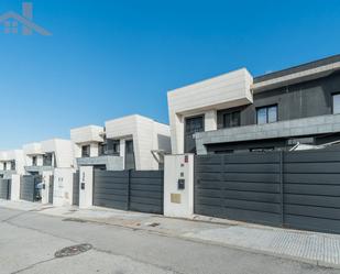 Exterior view of Single-family semi-detached for sale in Navalcarnero  with Air Conditioner and Terrace