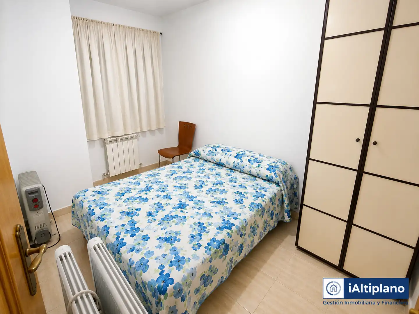 Schlafzimmer von Wohnung zum Verkauf in Baza mit Heizung, Möbliert und Ofen