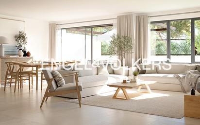 Sala d'estar de Casa o xalet en venda en  Madrid Capital amb Terrassa, Piscina i Balcó
