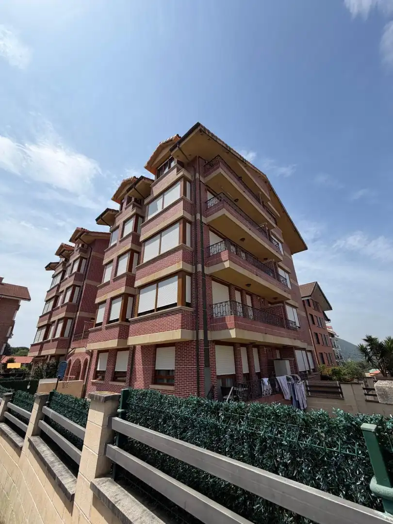 Vista exterior de Àtic en venda en Noja amb Calefacció, Terrassa i Piscina comunitària