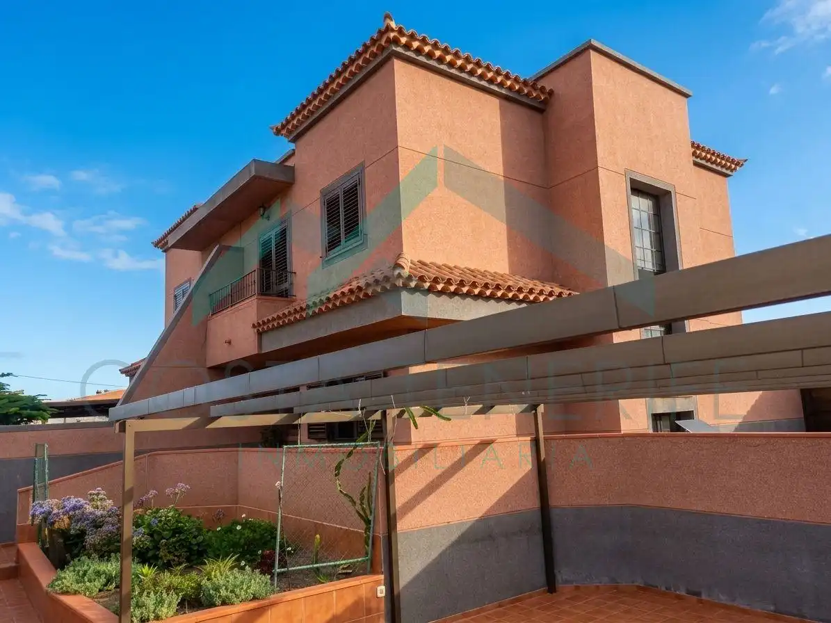 Vista exterior de Casa o chalet en venta en Guía de Isora con Trastero y Piscina