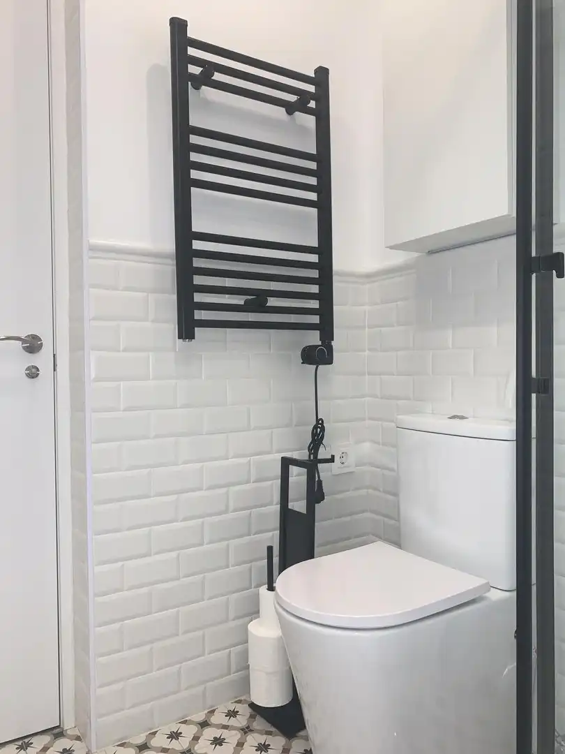 Bathroom of Flat for rent in Madrid  with Air Conditioner and Furnished