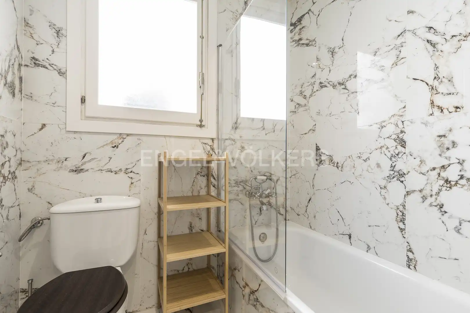 Badezimmer von Wohnung zur Miete in Barcelona mit Klimaanlage, Heizung und Balkon