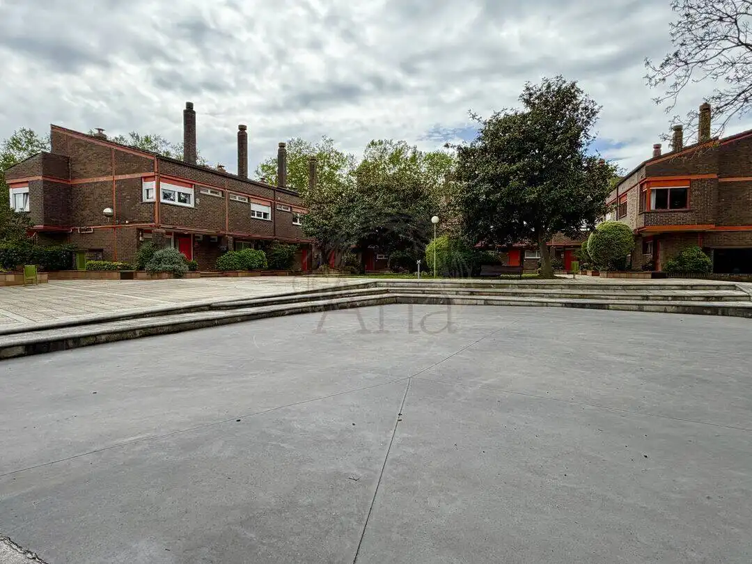 Vista exterior de Casa adosada en venta en Leioa con Calefacción, Jardín privado y Terraza