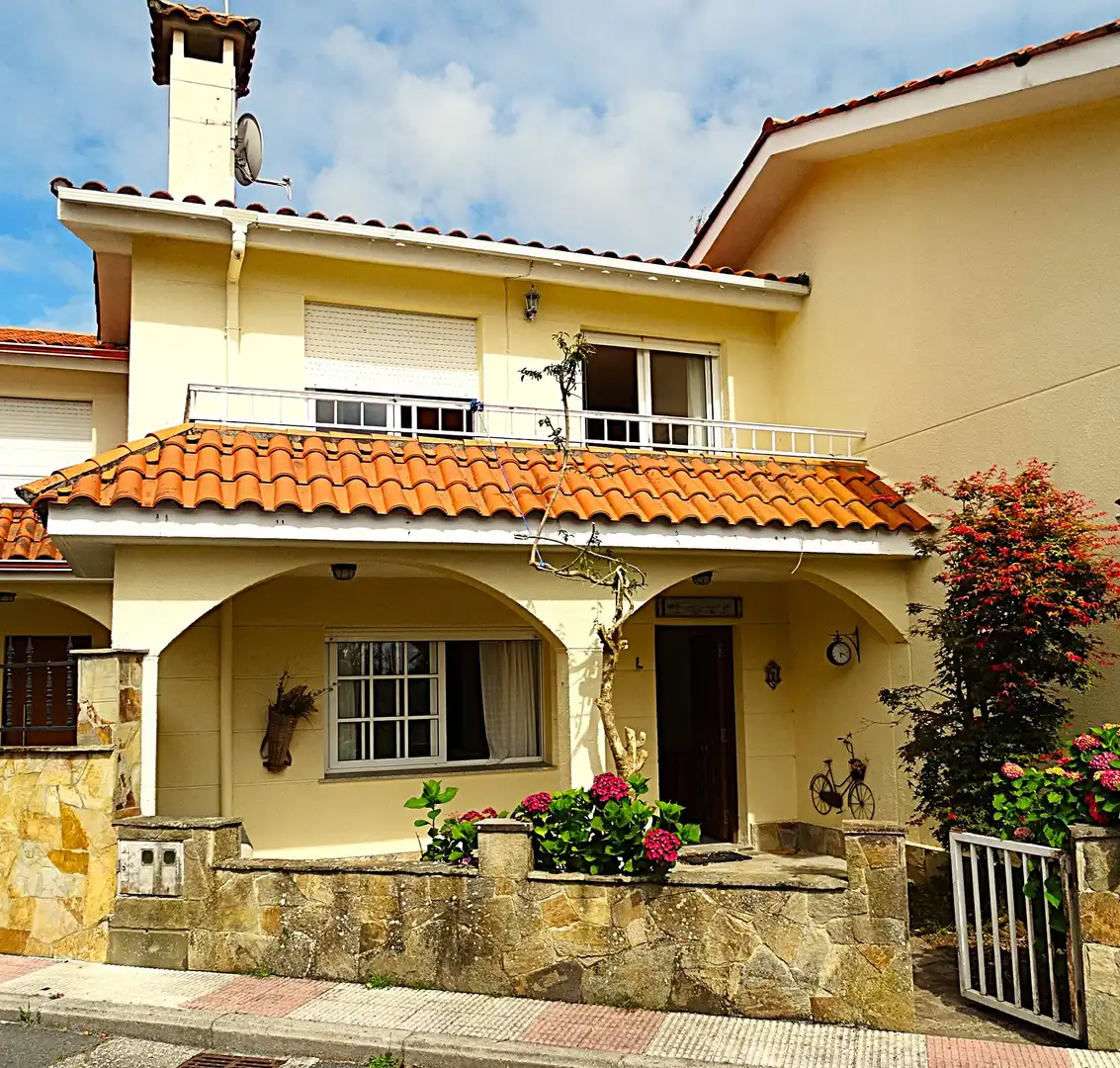 Vista exterior de Casa adosada en venta en Miño con Jardín privado, Parquet y Terraza