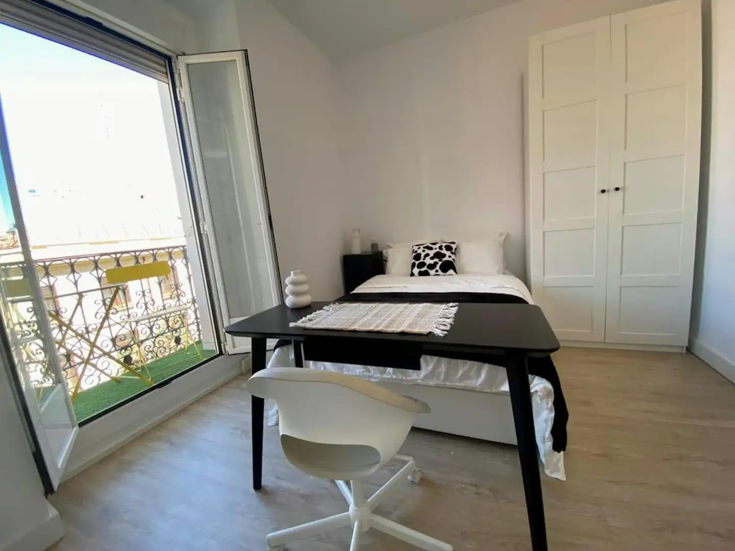 Bedroom of Flat for share in Madrid  with Washing machine