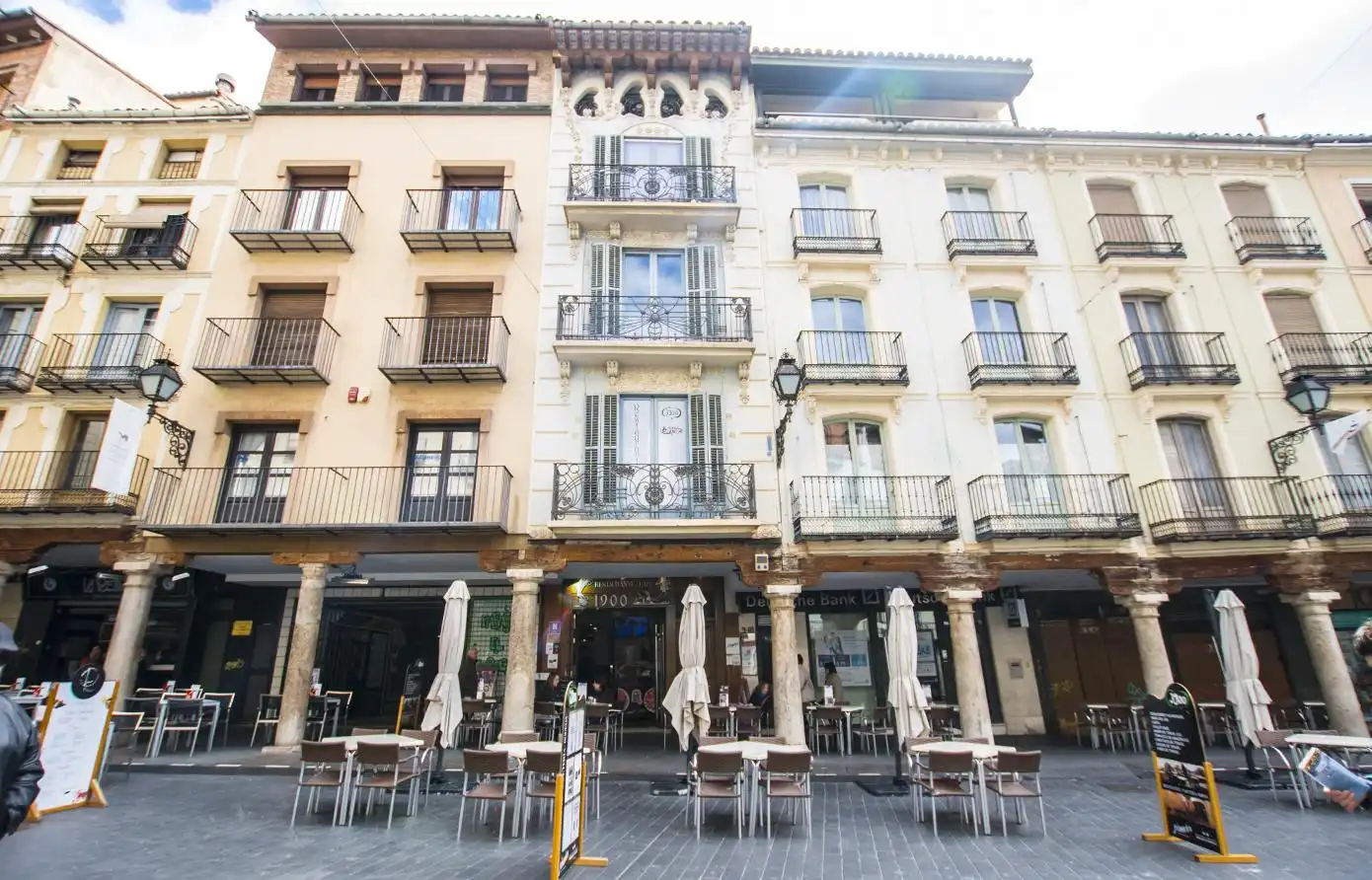 Local comercial de lloguer a Plaza Carlos Castel 8