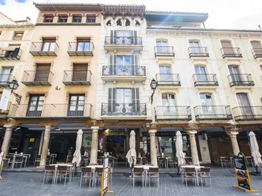 Locale commerciale in affitto a Plaza Carlos Castel 8