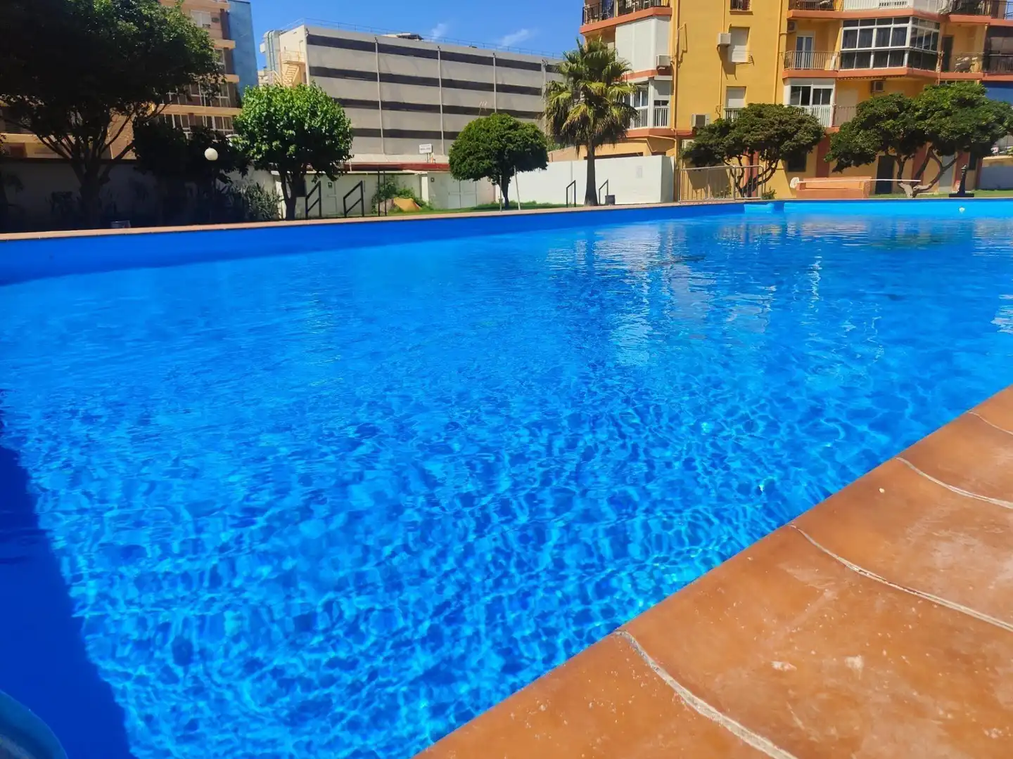 Piscina de Pis en venda en Torremolinos amb Aire condicionat, Calefacció i Jardí privat