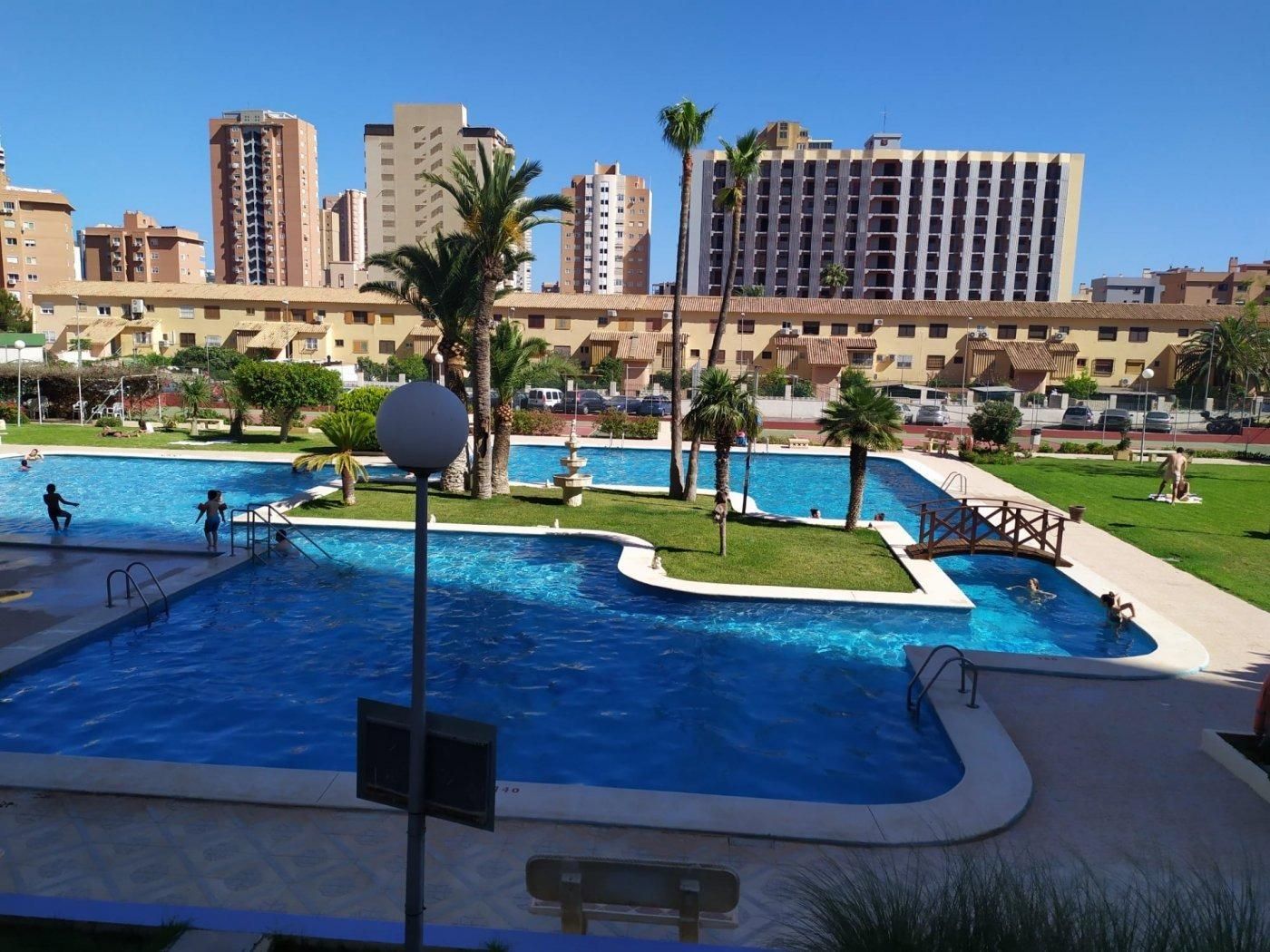 Piscina de Apartament en venda en Benidorm amb Aire condicionat, Calefacció i Jardí privat