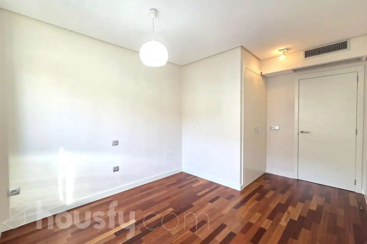 Bedroom of Flat for rent in Madrid  with Air Conditioner, Heating and Storage room