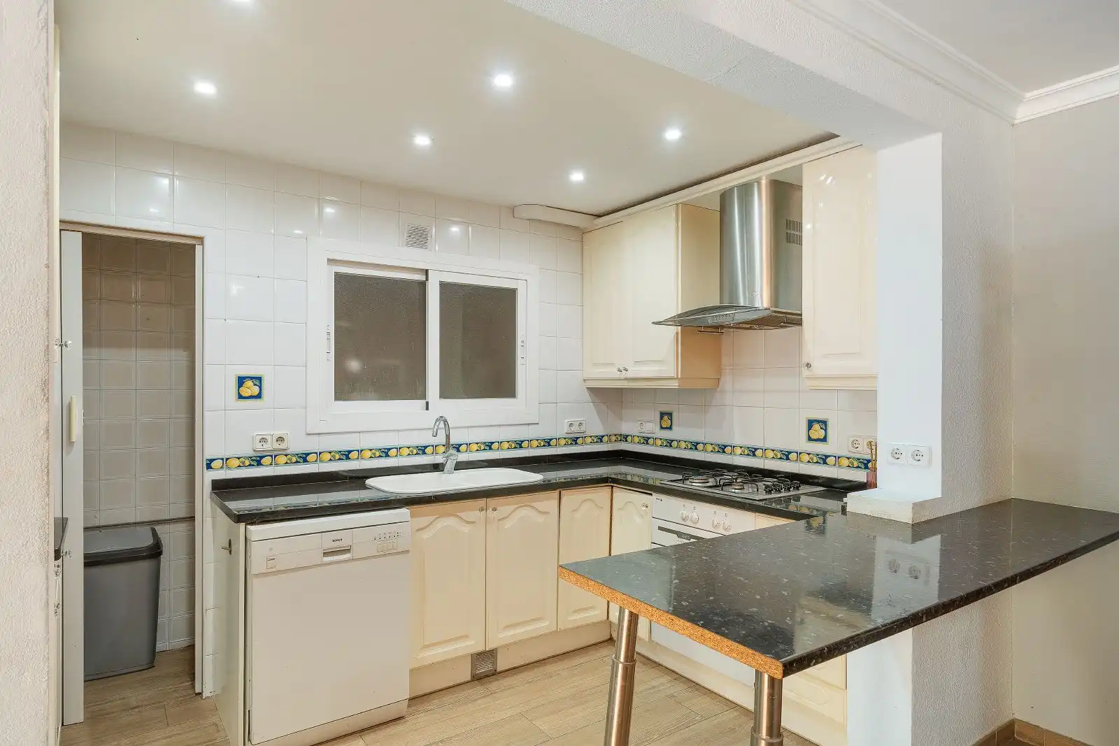 Cuina de Apartament en venda en Calvià amb Aire condicionat, Calefacció i Jardí privat