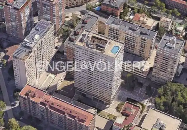 Vista exterior de Piso de alquiler en Madrid con Calefacción, Terraza y Piscina