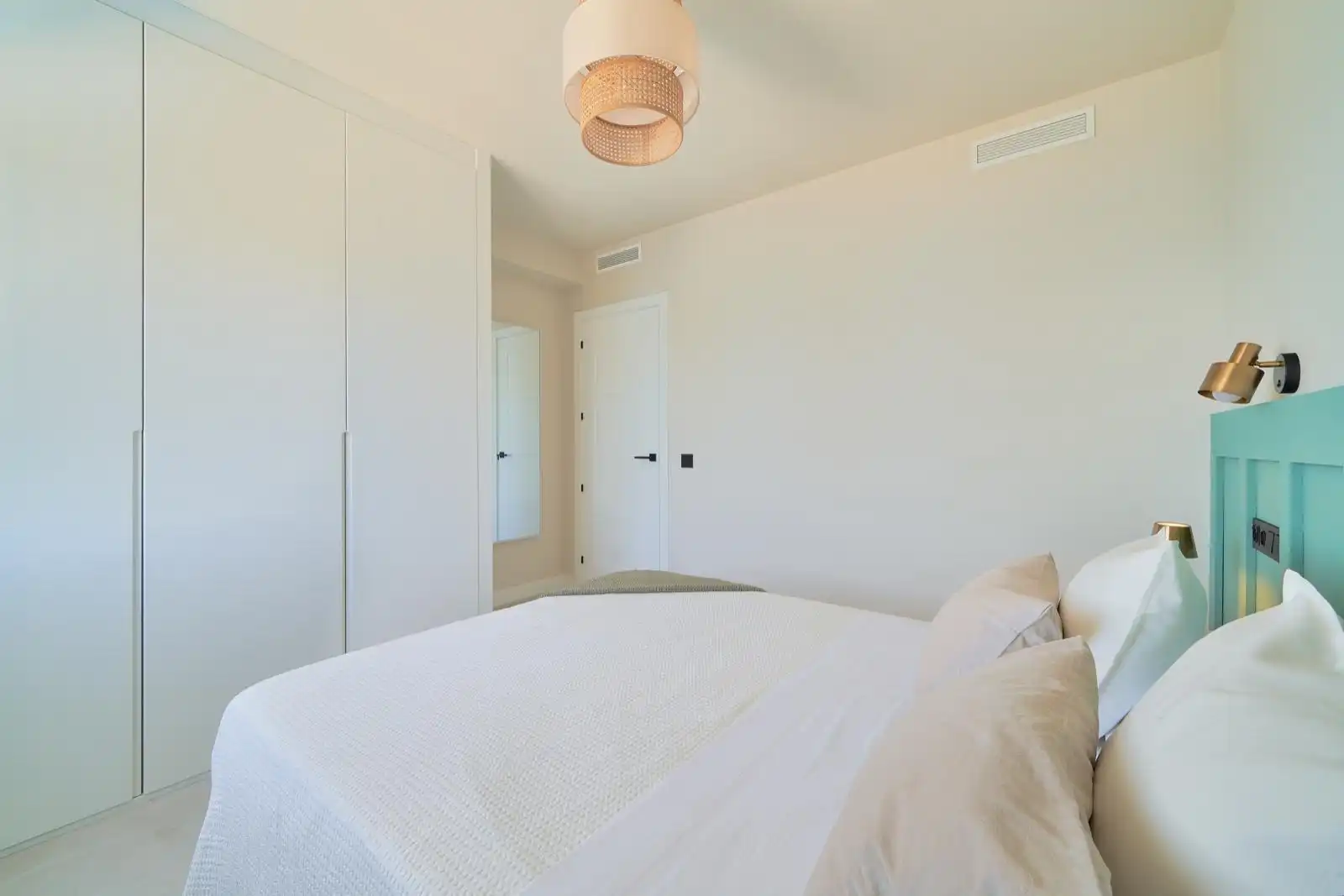 Dormitori de Apartament de lloguer en Benalmádena amb Aire condicionat, Terrassa i Moblat